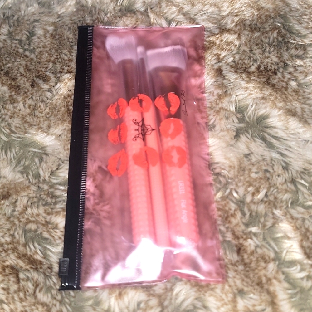 LARUCE BEAUTY 3-Piece Contour Brush Set with @ServicedbyE Limited Edition Pouch